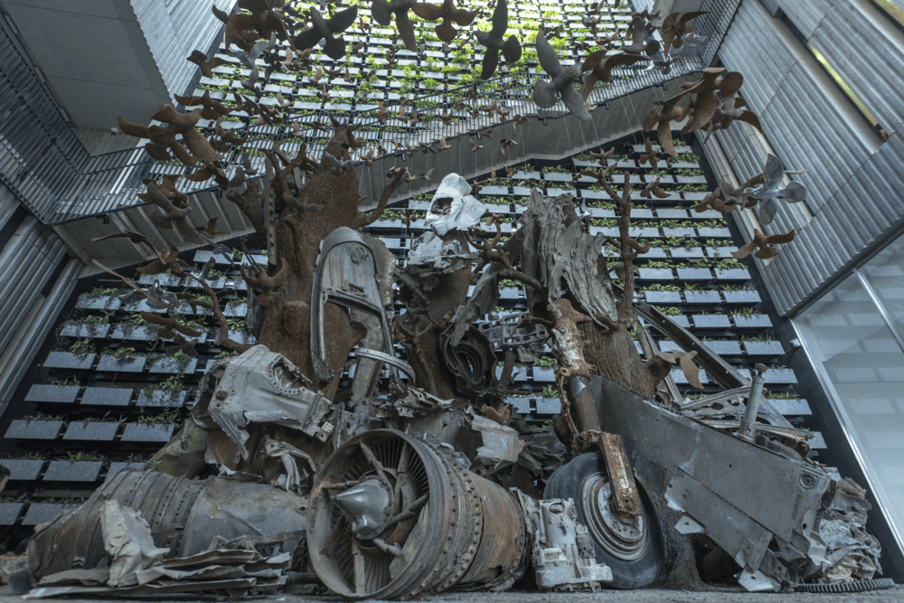 A unique symbol of peace is placed in the spaces on both sides of the building  (Source: Thanh Niên)